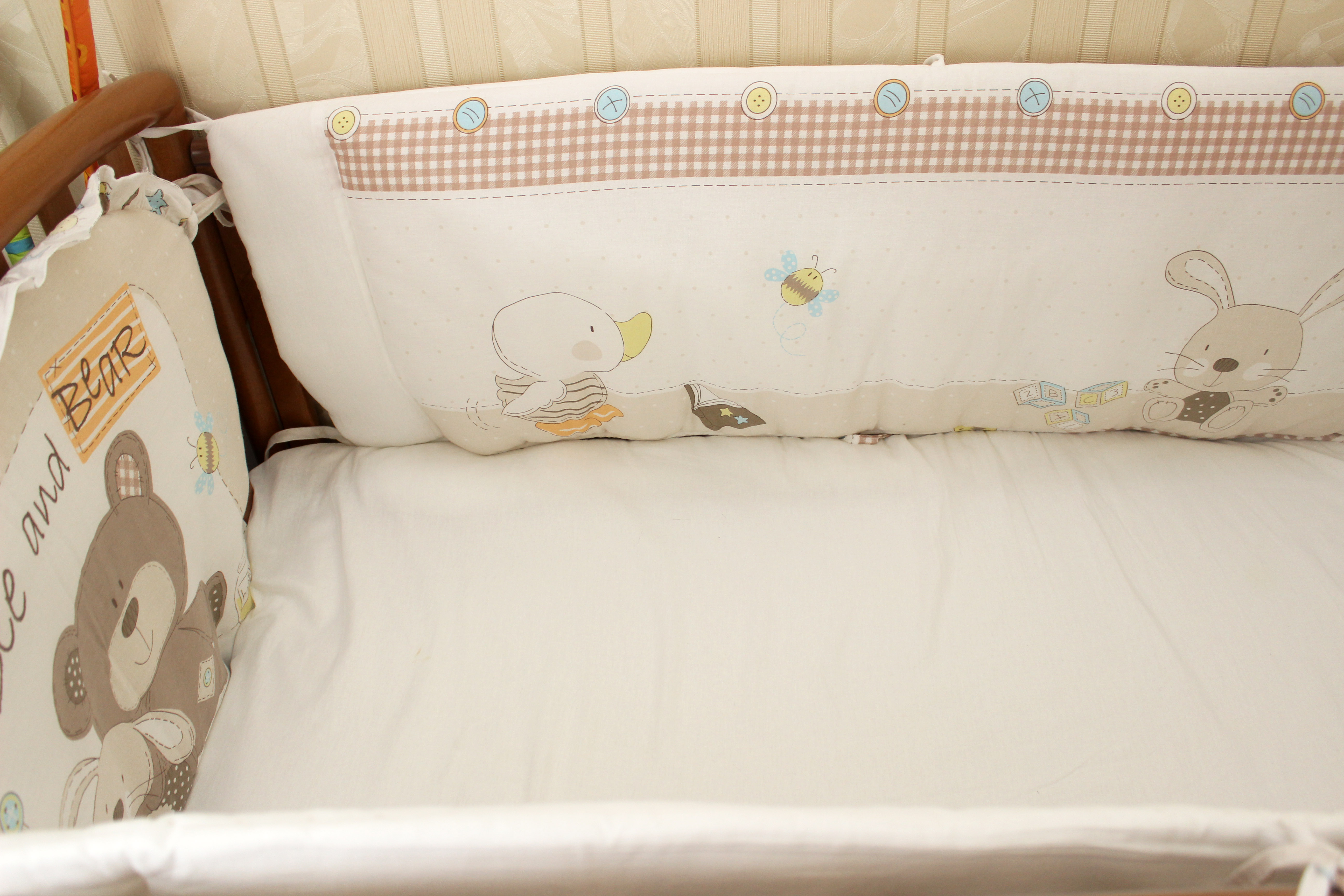 Бортики в детскую кроватку: на что стоит обратить внимание?